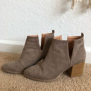Pointed suede booties